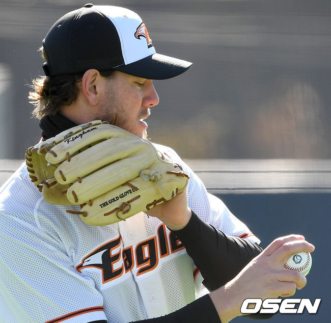 한화 새 외국인투수 닉 킹험이 롱토스로 몸을 풀고 있다. / dreamer@osen.co.kr