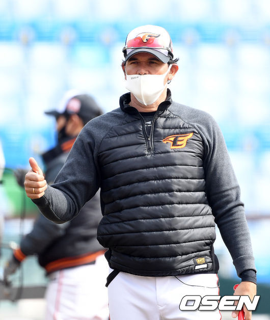 한화 수베로 감독이 선수들에게 엄지를 들어 올리고 있다. /sunday@osen.co.kr