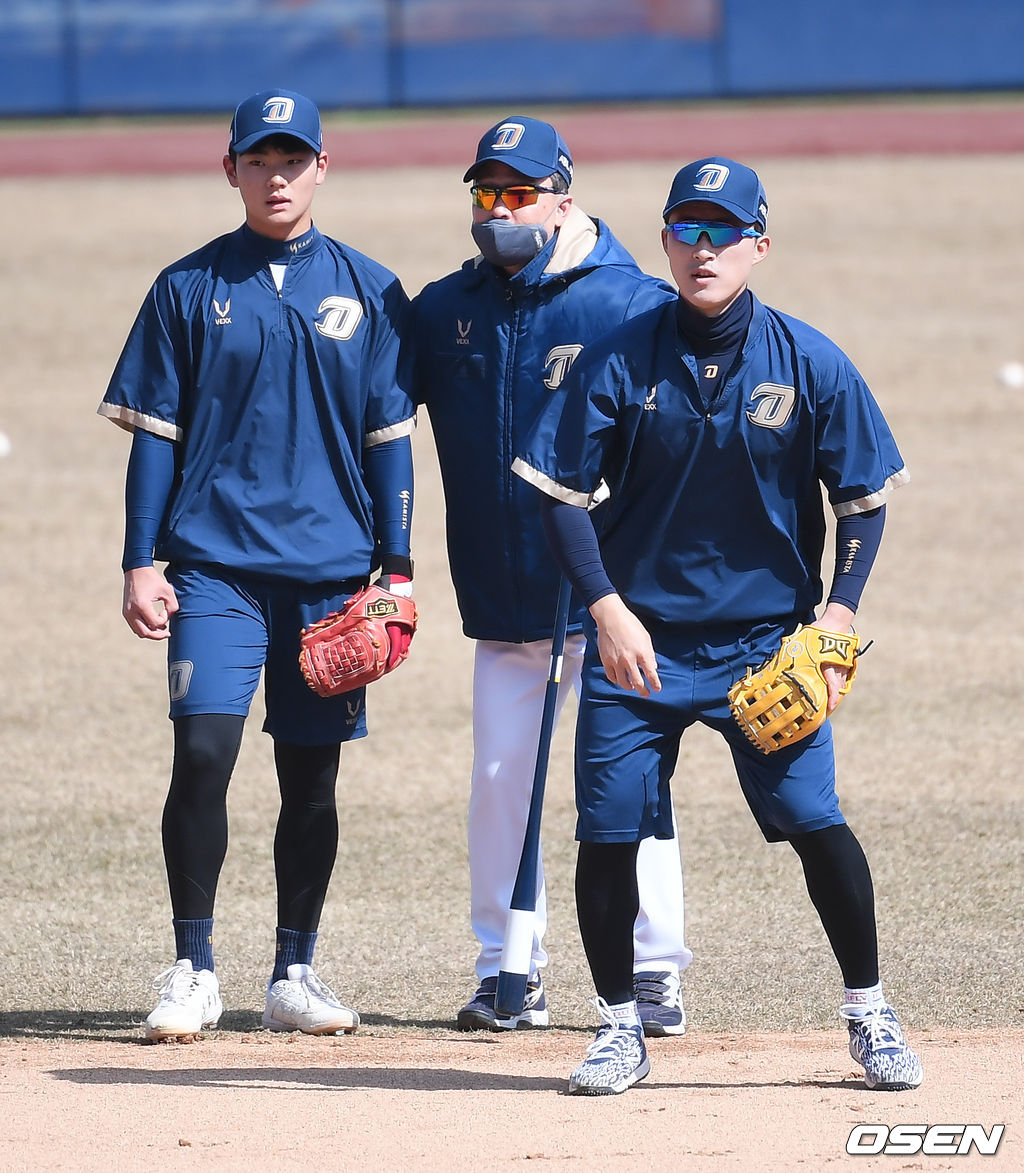 경기 앞서 NC 이동욱 감독이 신인 김주원의 수비훈련을 지도하고 있다. / soul1014@osen.co.kr