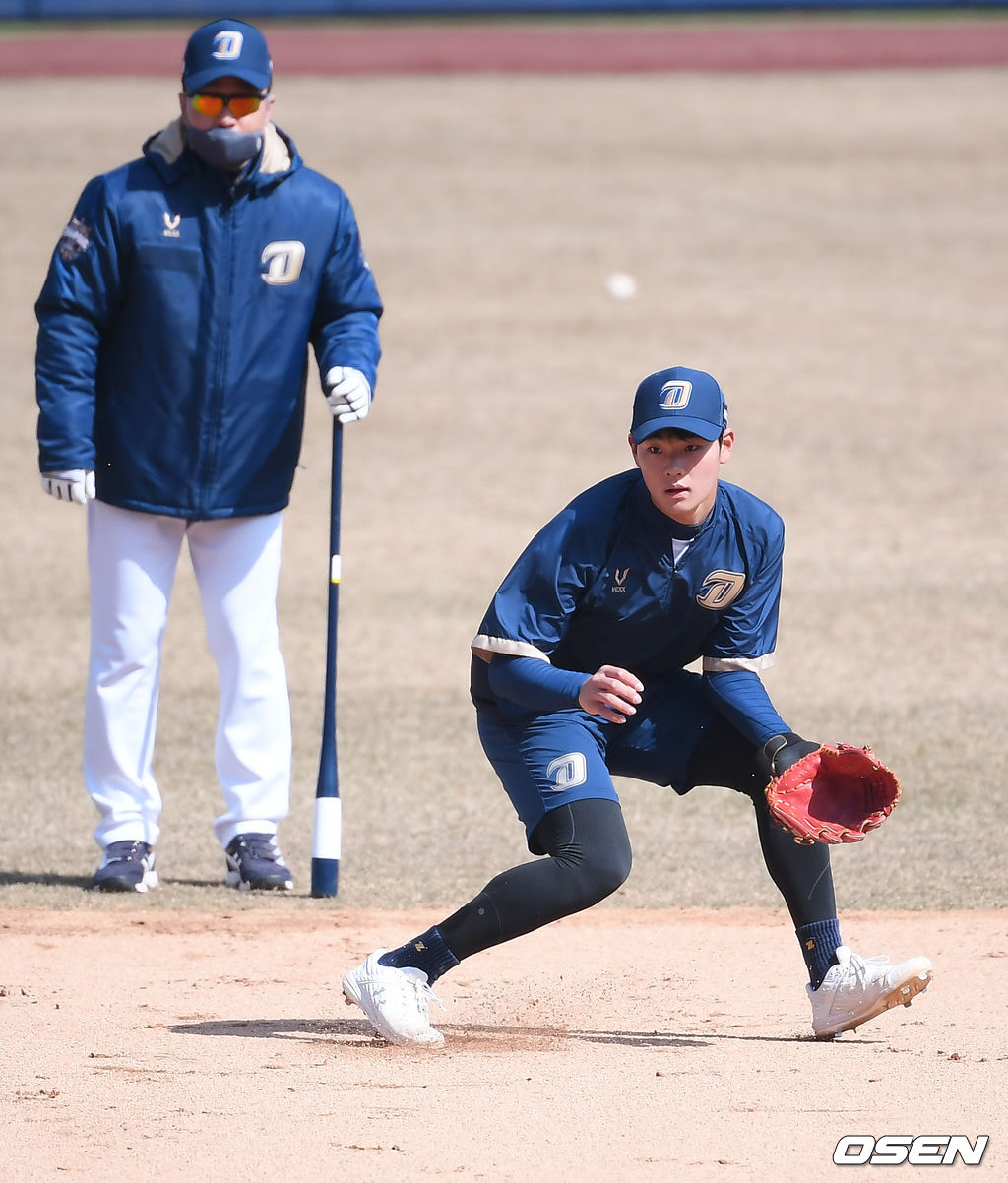 경기 앞서 NC 신인 김주원이 이동우 감독이 지켜보는 가운데 수비훈련을 하고 있다. / soul1014@osen.co.kr