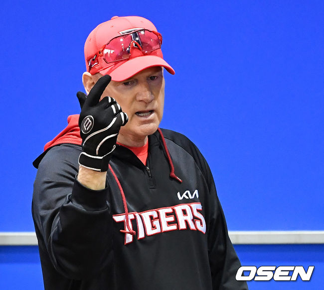 KIA 타이거즈 윌리엄스 감독이 이승재를 지도하고 있다. /sunday@osen.co.kr