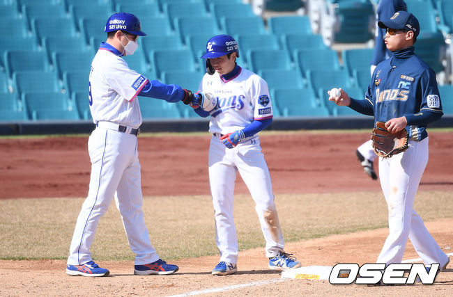 10일 오후 대구삼성라이온즈파크에서 삼성 라이온즈와 NC 다이노스의 연습경기가 진행됐다.7회말 2사 1루 삼성 김지찬이 역전 1타점 적시 3루타를 날린뒤 박진만 코치와 하이파이브를 하고 있다. / soul1014@osen.co.kr