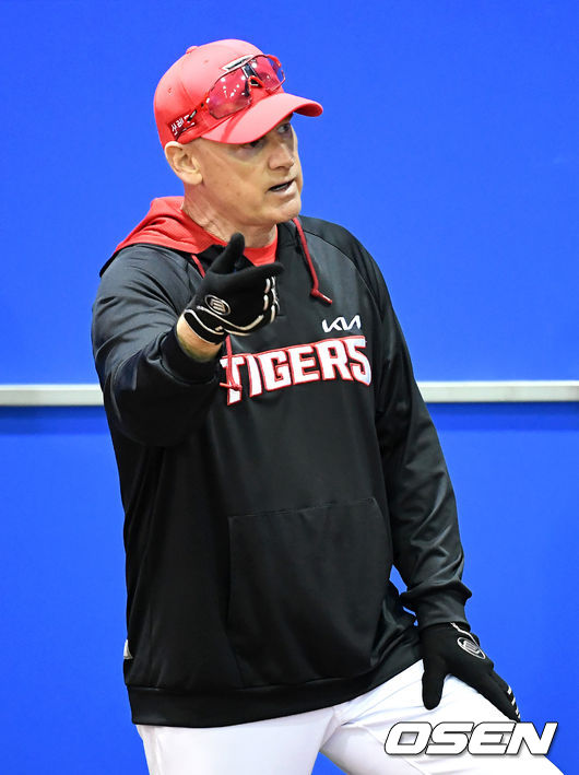 KIA 타이거즈 윌리엄스 감독이 이승재를 지도하고 있다. /sunday@osen.co.kr