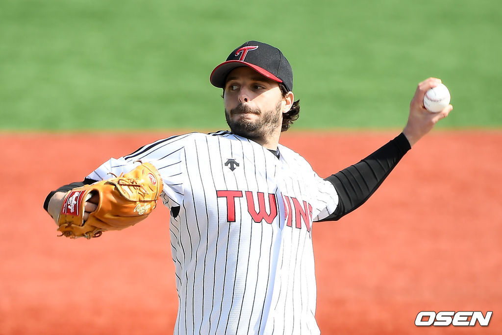 KT 위즈와 LG 트윈스가 10일 울산 문수야구장에서 연습경기를 가졌다.2회말 엘지 수아레즈가 역투하고 있다. /youngrae@osen.co.kr