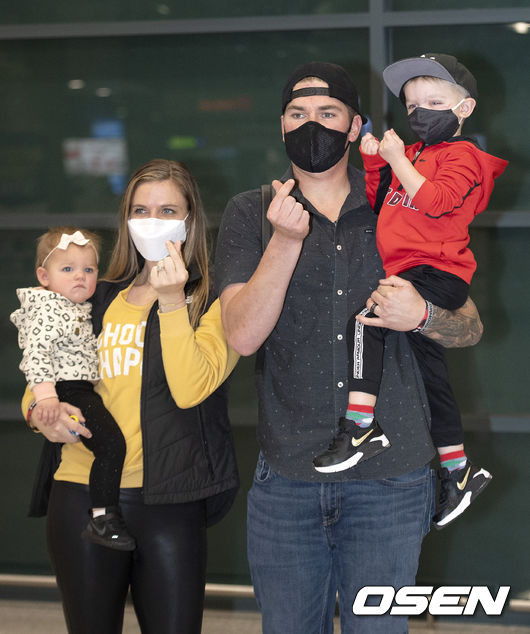 KIA 브룩스가 가족과 입국장을 나와 취재진을 향해 포즈를 취하고 있다. /sunday@osen.co.kr