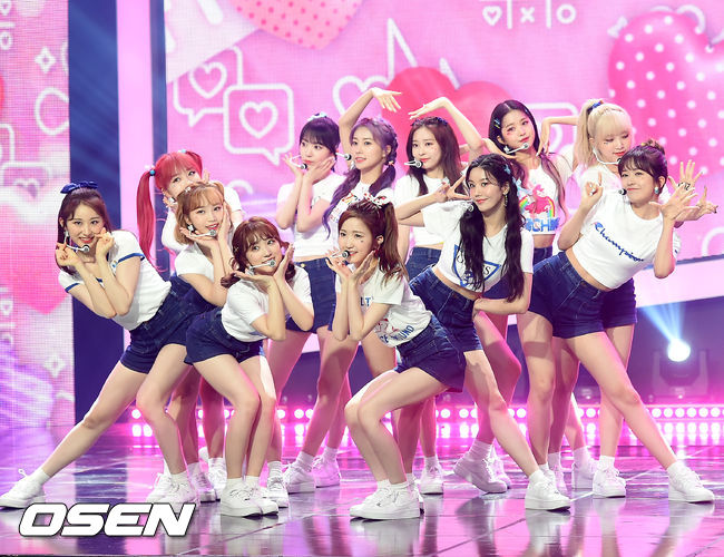 쇼 챔피언 생방송에서 아이즈원(IZ*ONE)이 화려한 무대를 선보이고 있다./ rumi@osen.co.kr