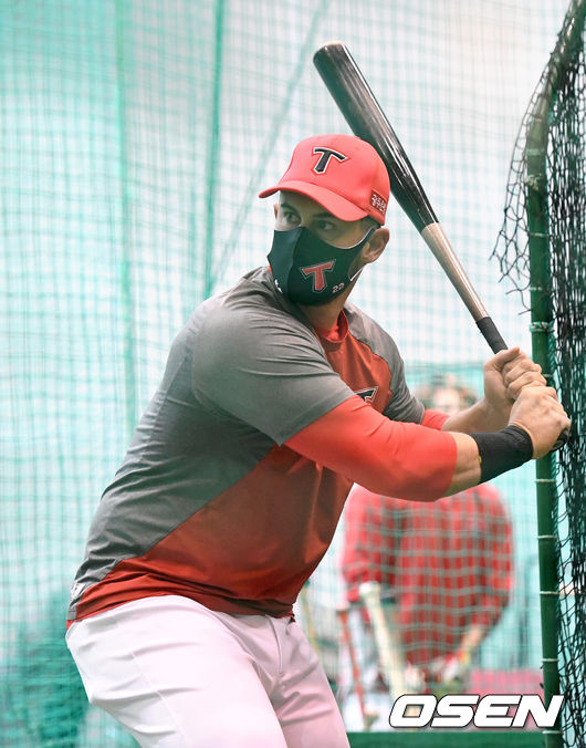 KIA 타이거즈 터커가 타격 훈련을 하고 있다. /sunday@osen.co.kr