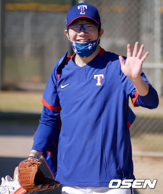 [OSEN=서프라이즈(미 애리조나주), 이사부 통신원]양현종이 훈련장으로 향하며 취재진을 향해 인사하고 있다. /lsboo@osen.co.kr