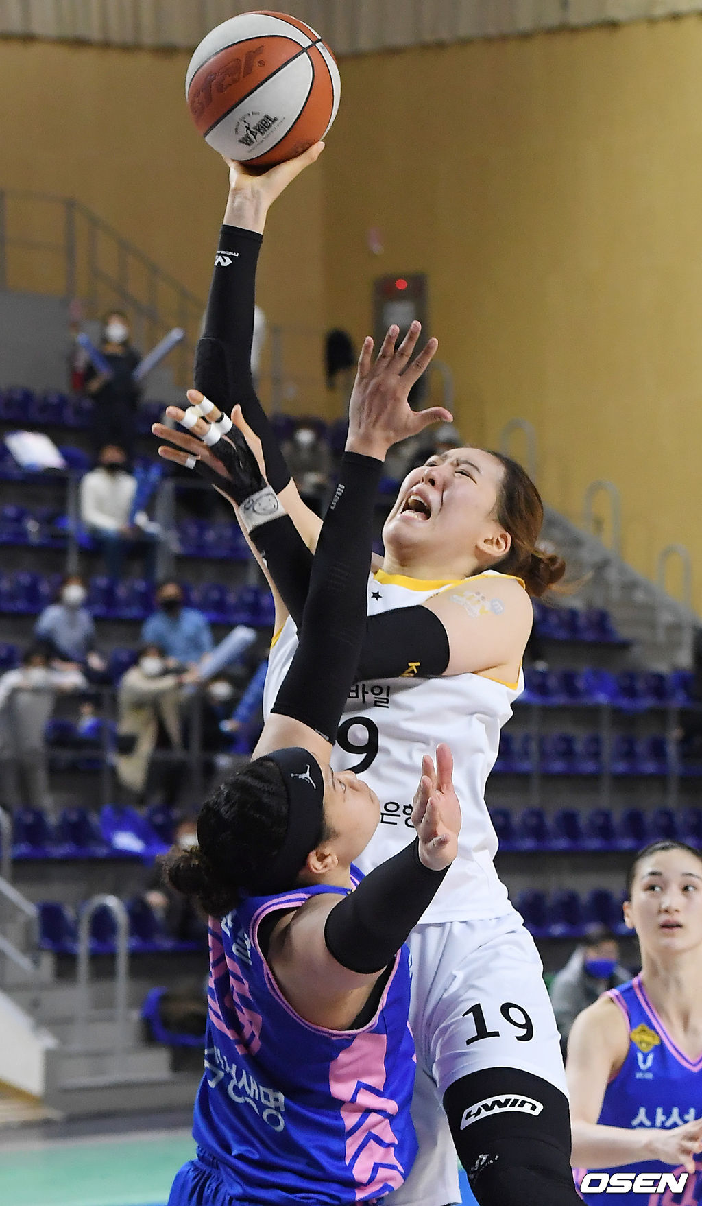 4쿼터 KB스타즈 박지수가 삼성생명 김한별의 블로킹을 뚫고 점프슛을 시도하고 있다. /rumi@osen.co.kr