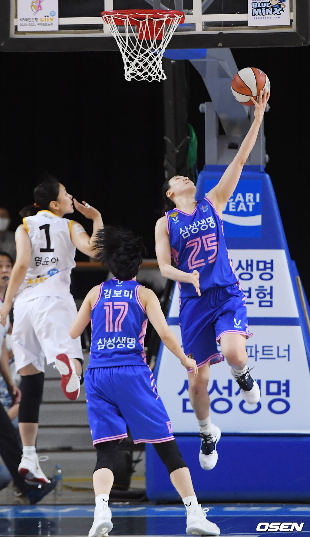  4쿼터 삼성생명 배혜윤이 레이업슛을 성공시키며 역전에 성공하고 있다. /rumi@osen.co.kr