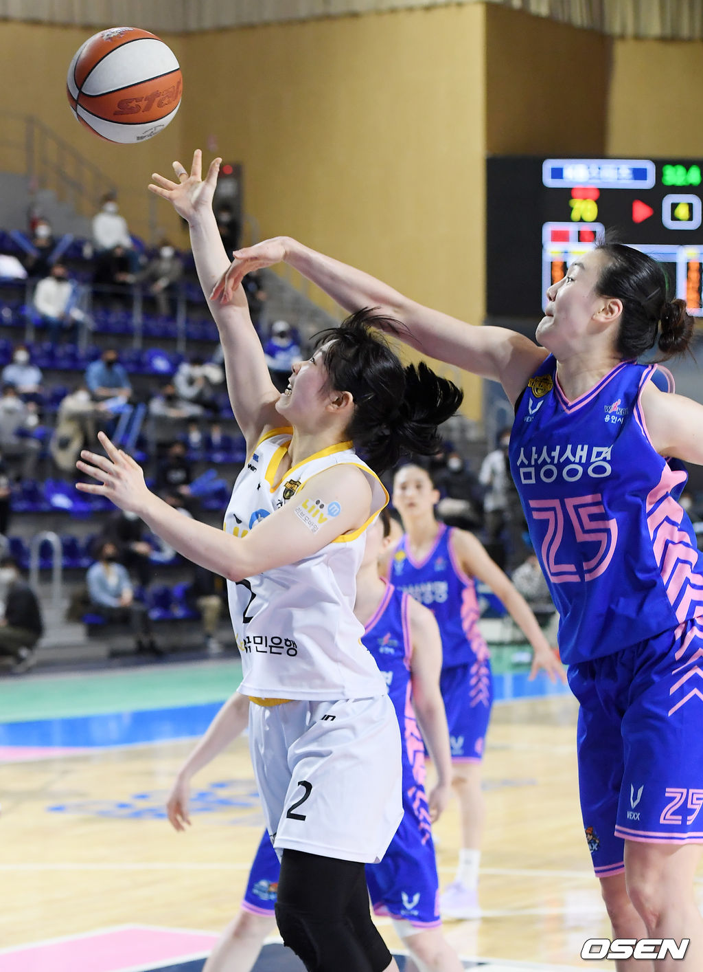  4쿼터 KB스타즈 허예은이 슛을 할때 삼성생명 배혜윤에게 파울을 당하고 있다. /rumi@osen.co.kr