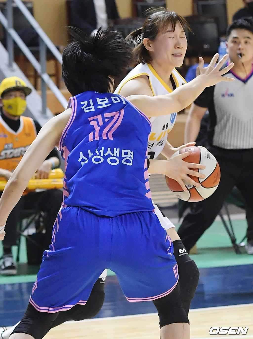  4쿼터 KB스타즈 강아정이 종료직전 삼성생명 김보미에게 파울을 당하고 있다. /rumi@osen.co.kr