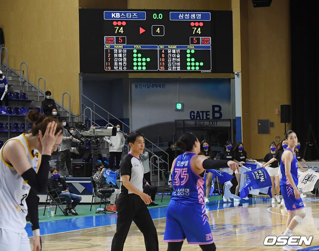  9일 오후 경기도 용인실내체육관에서 ‘KB국민은행 Liiv M 2020-2021 여자프로농구' 챔피언결정전 2차전 용인 삼성생명과 청주 KB스타즈의 경기가 열렸다.74-74로 경기가 연장전으로 진행되고 있다. /rumi@osen.co.kr