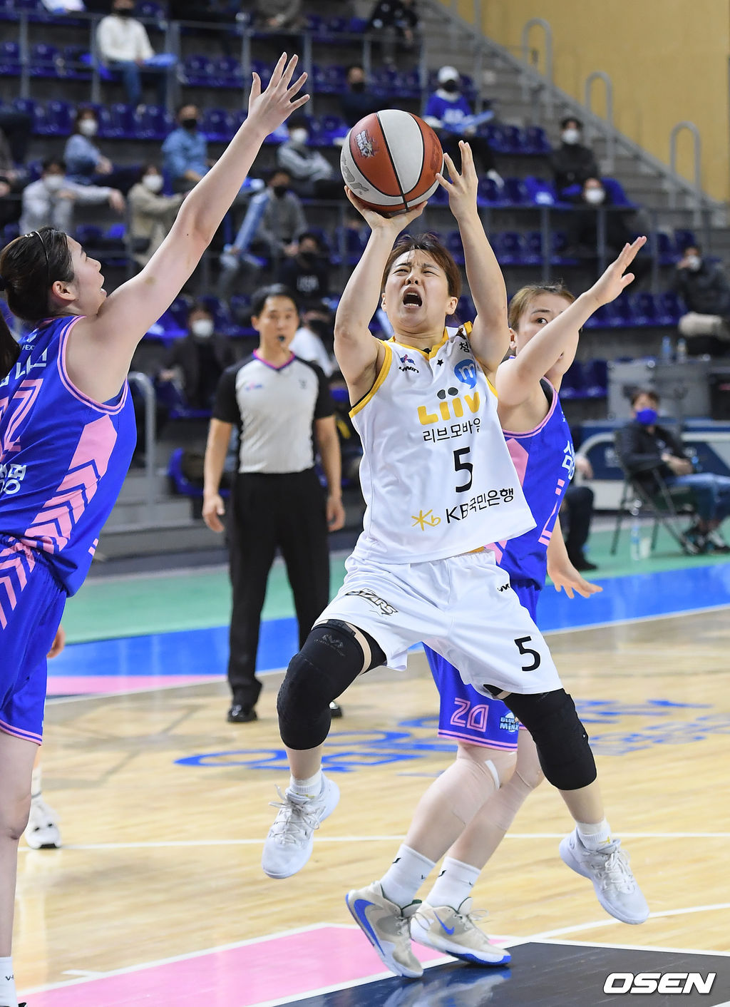 연장전 종료 6초를 남기고 KB스타즈 심성영이 워킹트레블링을 범하고 있다. /rumi@osen.co.kr