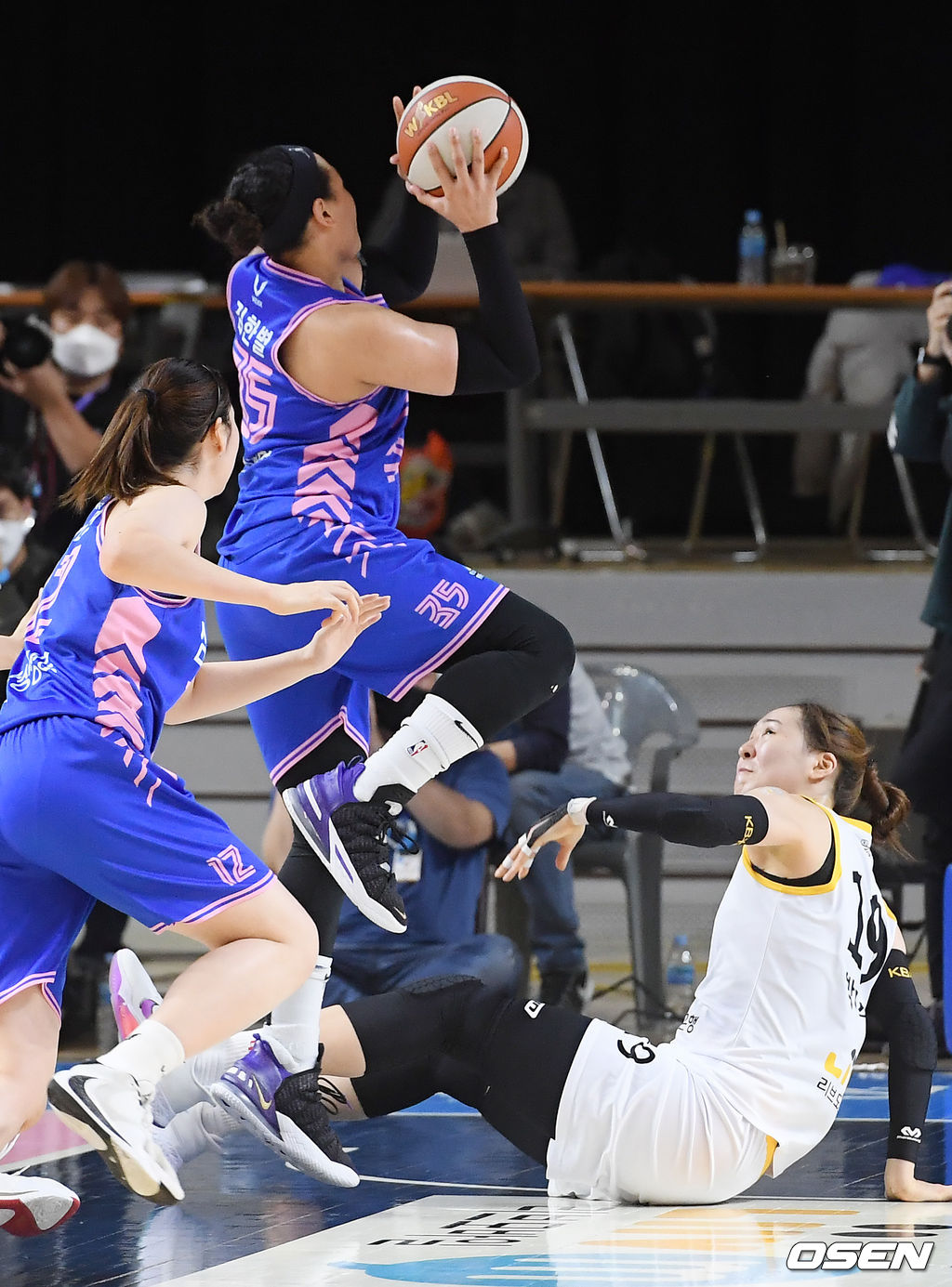 연장전 종료 0.8초를 남기고 삼성생명 김한별이 역전슛을 시도하고 있다. /rumi@osen.co.kr