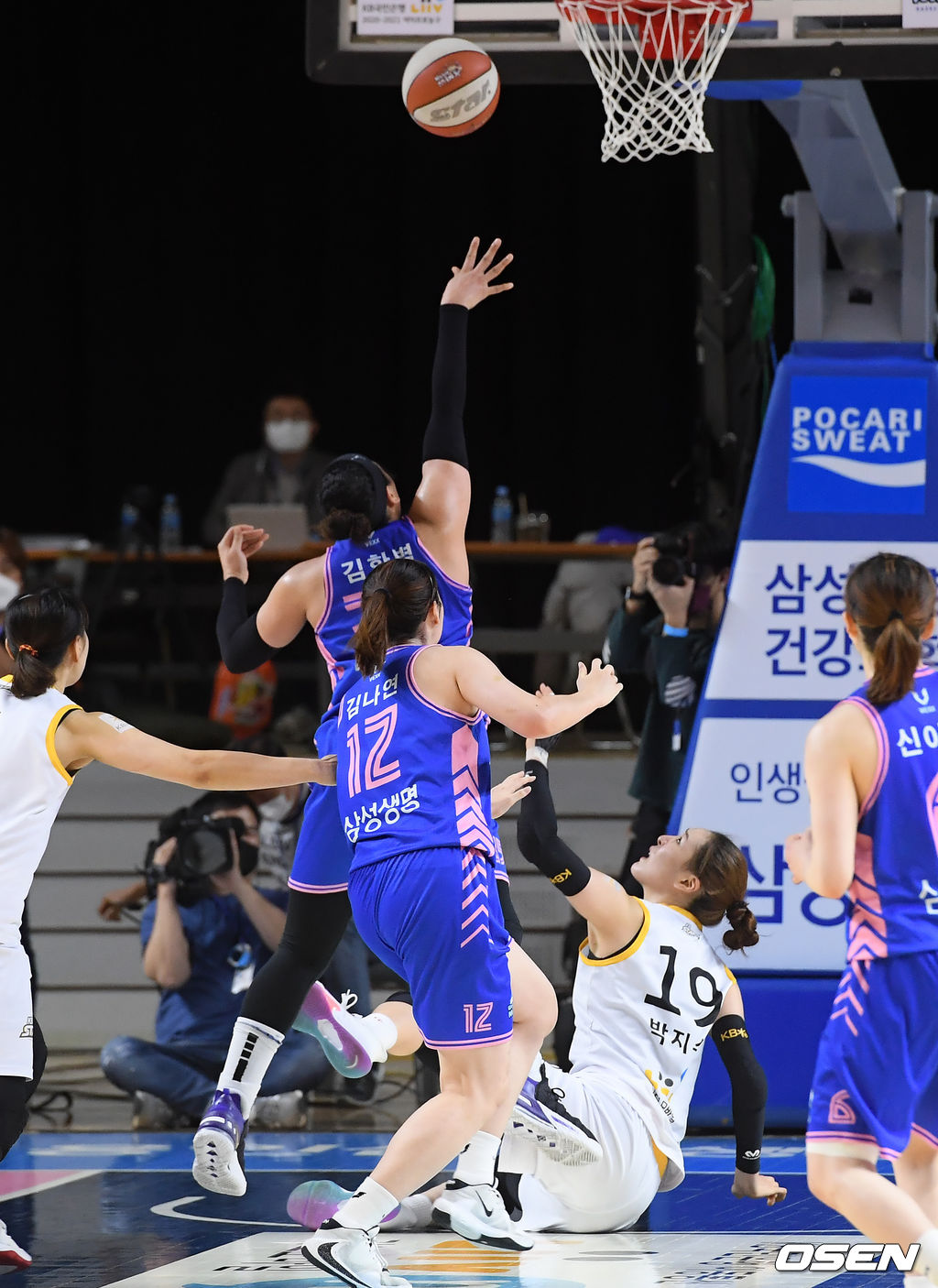  9일 오후 경기도 용인실내체육관에서 ‘KB국민은행 Liiv M 2020-2021 여자프로농구' 챔피언결정전 2차전 용인 삼성생명과 청주 KB스타즈의 경기가 열렸다.연장전 종료 0.8초를 남기고 삼성생명 김한별의 역전슛이 들어가고 있다. /rumi@osen.co.kr