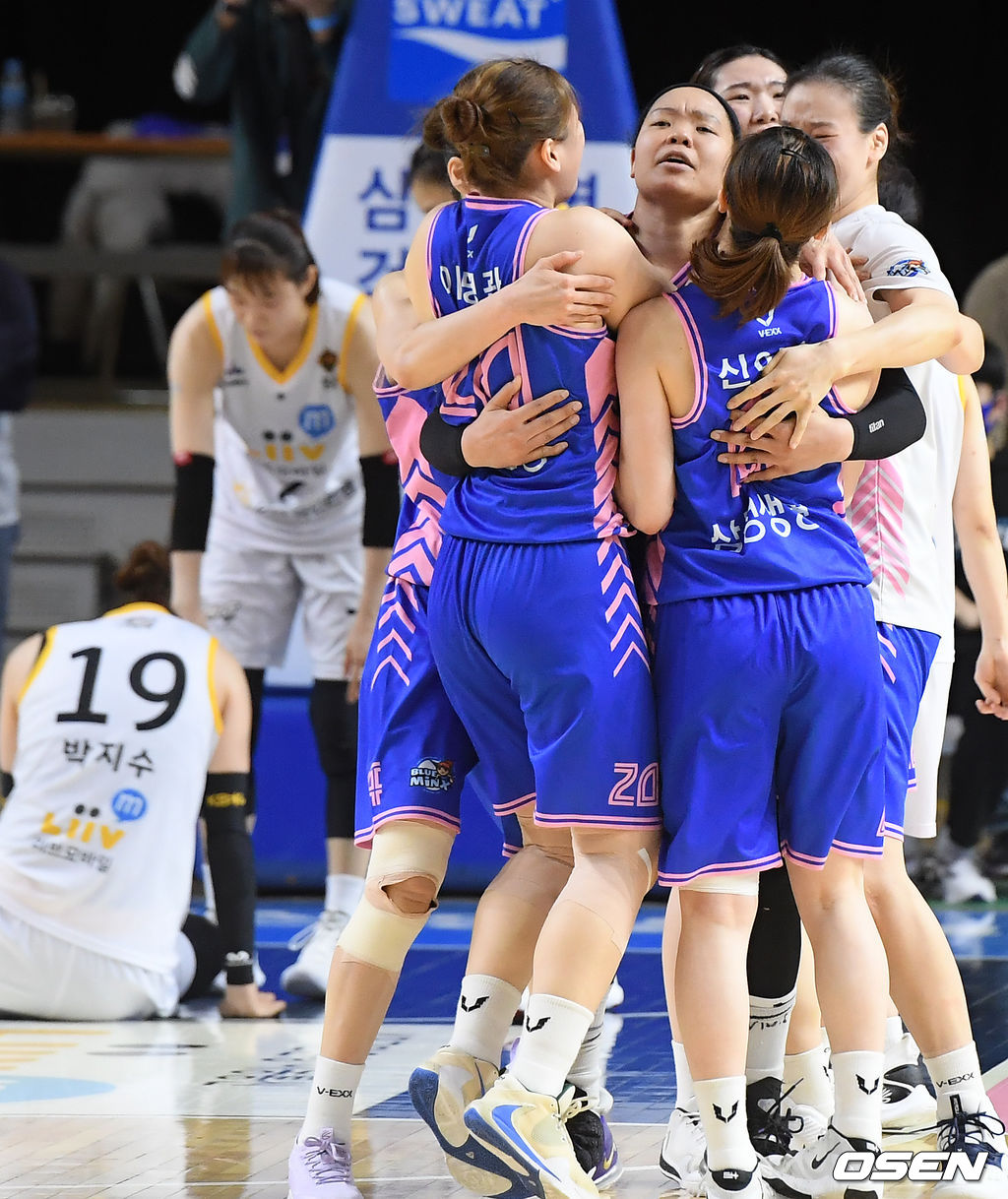 연장전 종료 0.8초를 남기고 삼성생명 김한별의 역전슛이 들어간 후 기뻐하고 있다. /rumi@osen.co.kr