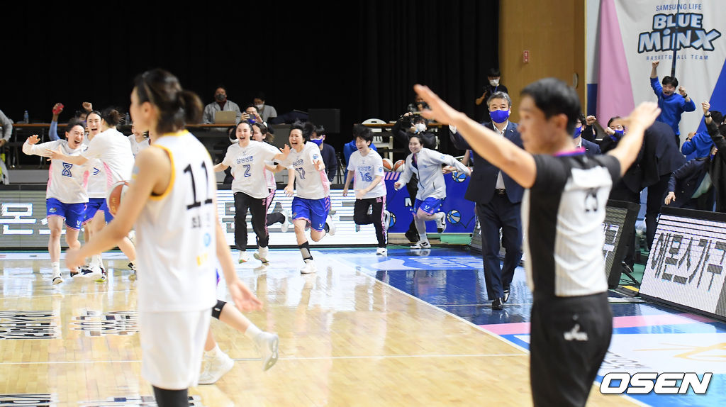 경기를 마치고 삼성생명 선수들이 기뻐하고 있다. /rumi@osen.co.kr