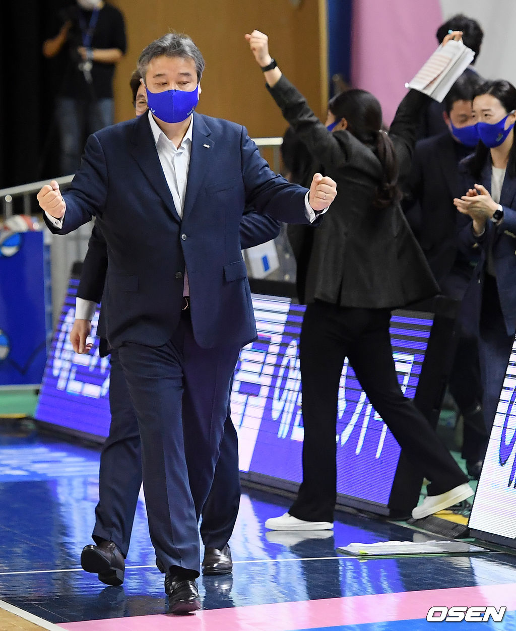 경기를 마치고 삼성생명 임근배 감독이 두 주먹을 불끈 쥐고 있다. /rumi@osen.co.kr