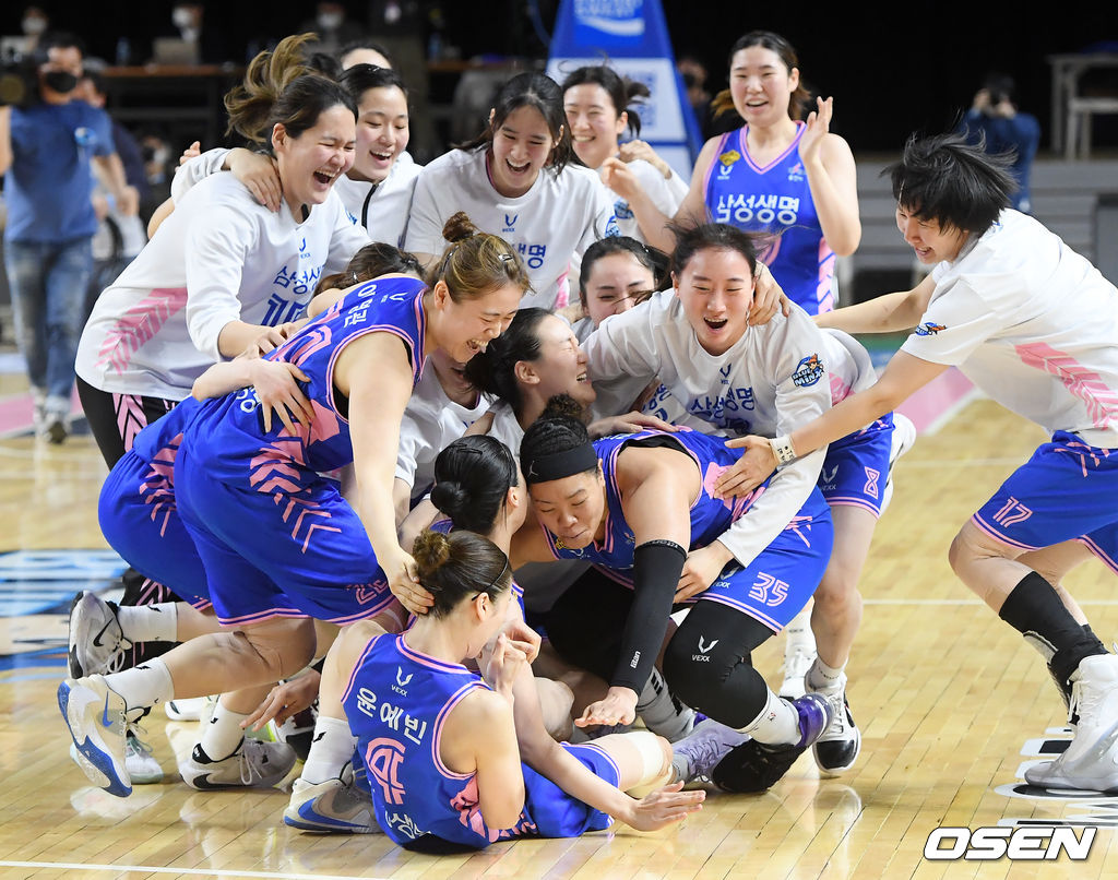 경기를 마치고 삼성생명 선수들이 기뻐하고 있다. /rumi@osen.co.kr