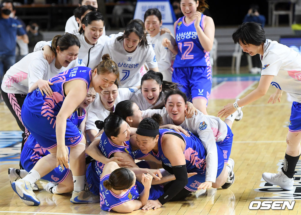 경기를 마치고 삼성생명 선수들이 기뻐하고 있다. /rumi@osen.co.kr