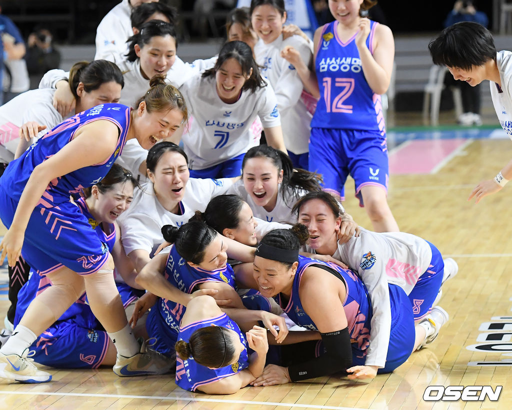 경기를 마치고 삼성생명 선수들이 기뻐하고 있다. /rumi@osen.co.kr