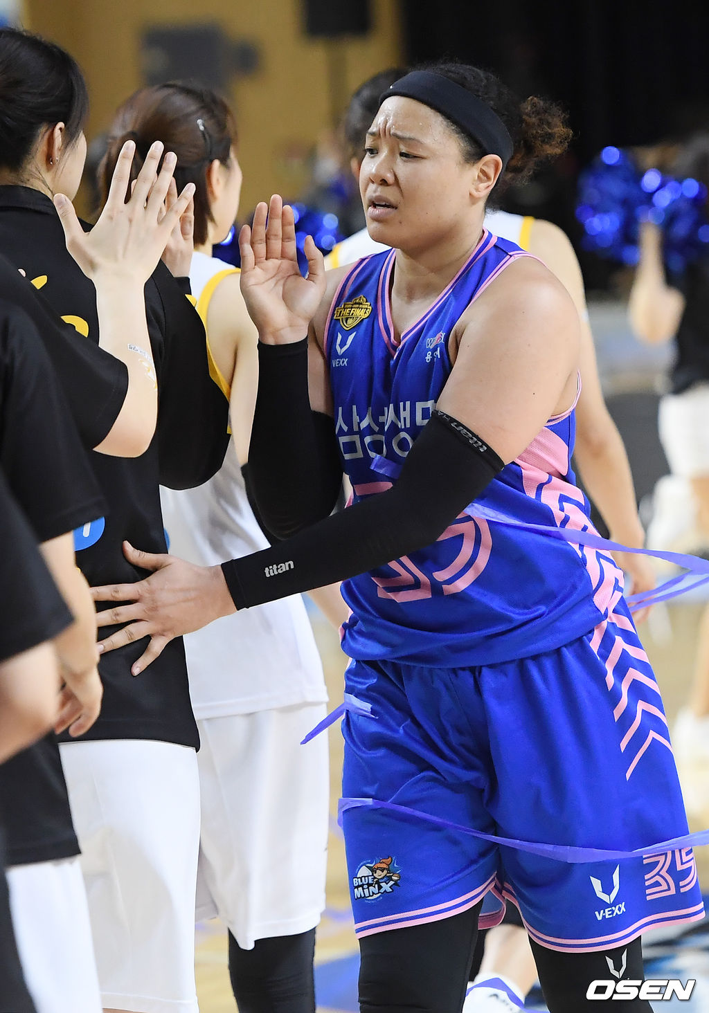 경기를 마치고 삼성생명 김한별이 KB스타즈 선수들과 하이파이브를 하고 있다. /rumi@osen.co.kr