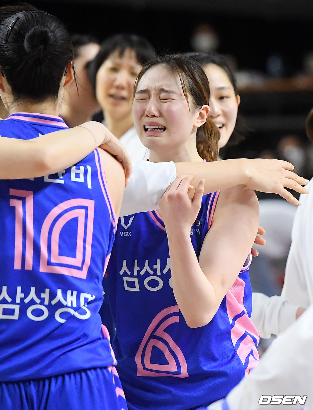경기를 마치고 삼성생명 신이슬이 동료들을 껴안고 눈물을 흘리고 있다. /rumi@osen.co.kr