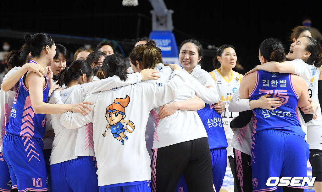 경기를 마치고 삼성생명 선수들이 기뻐하고 있다. /rumi@osen.co.kr