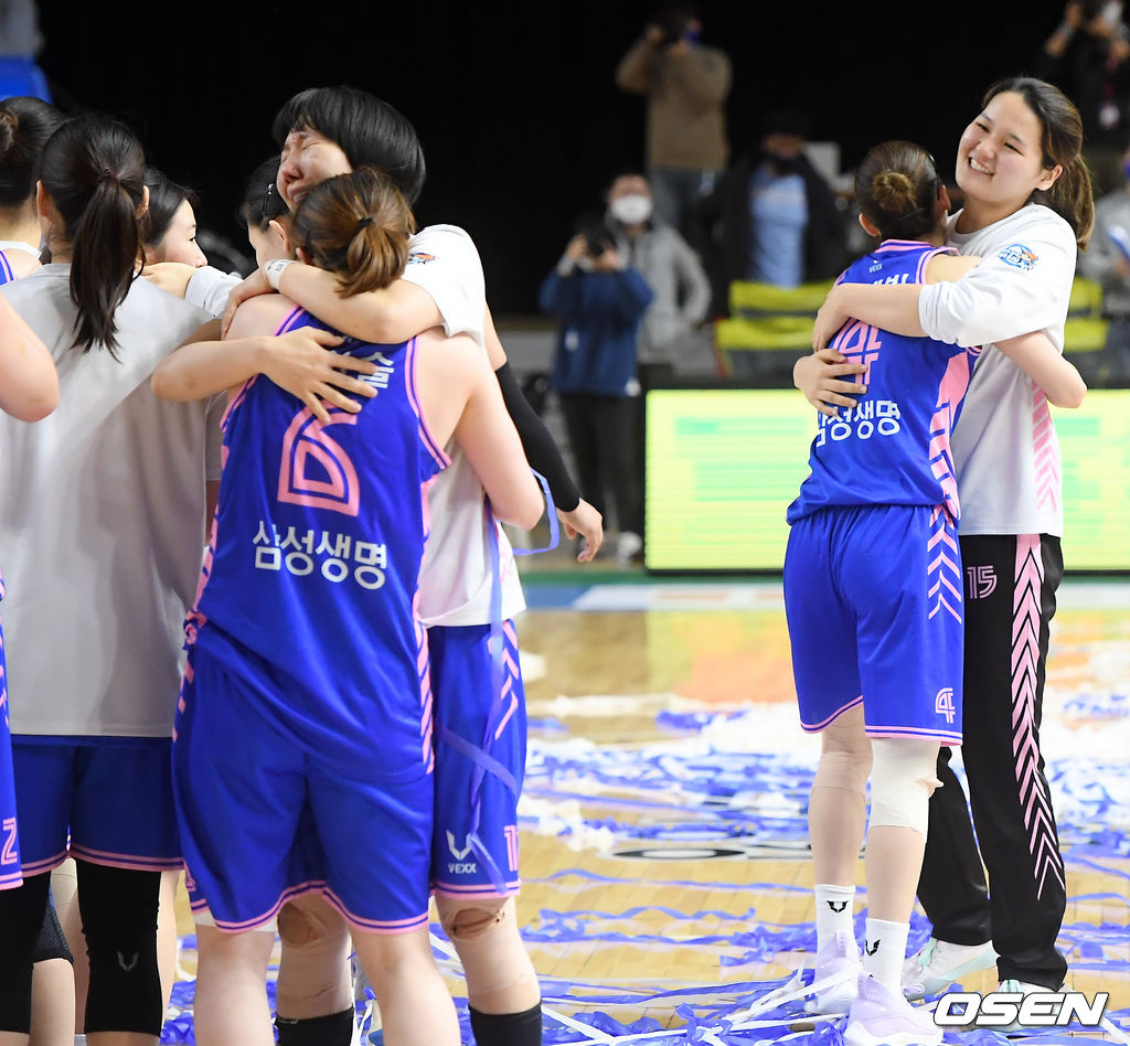 경기를 마치고 삼성생명 선수들이 눈물을 흘리고 있다. /rumi@osen.co.kr