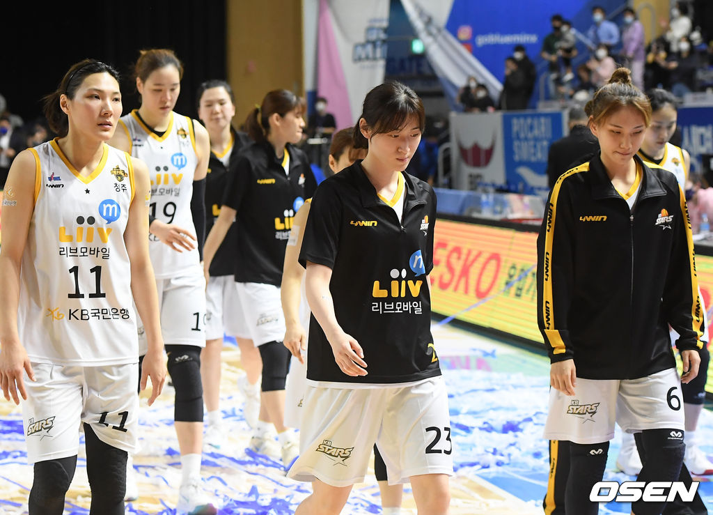 경기를 마치고 KB스타즈 선수들이 아쉬워하고 있다. /rumi@osen.co.kr