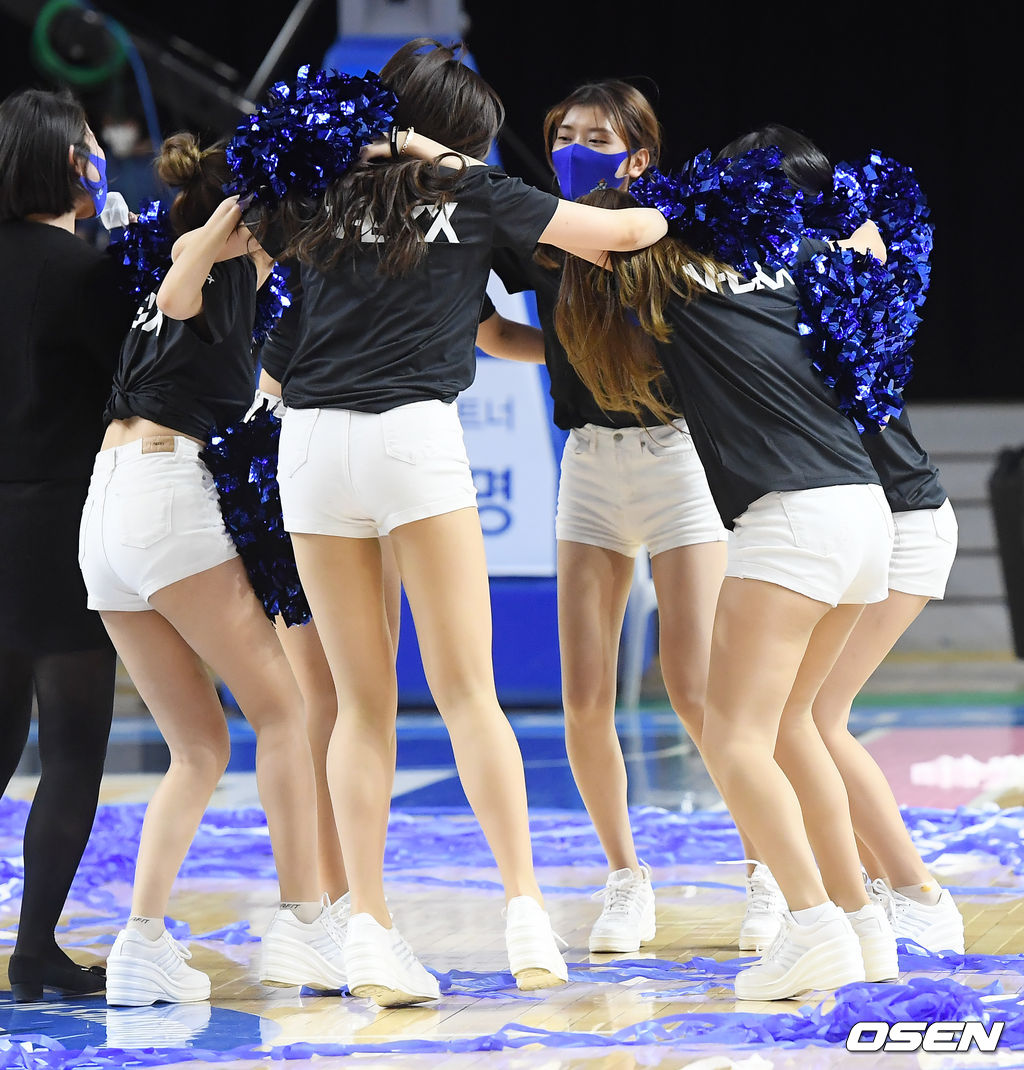 경기를 마치고 삼성생명 치어리더들이 포옹을하며 강강술래를 하고 있다. /rumi@osen.co.kr