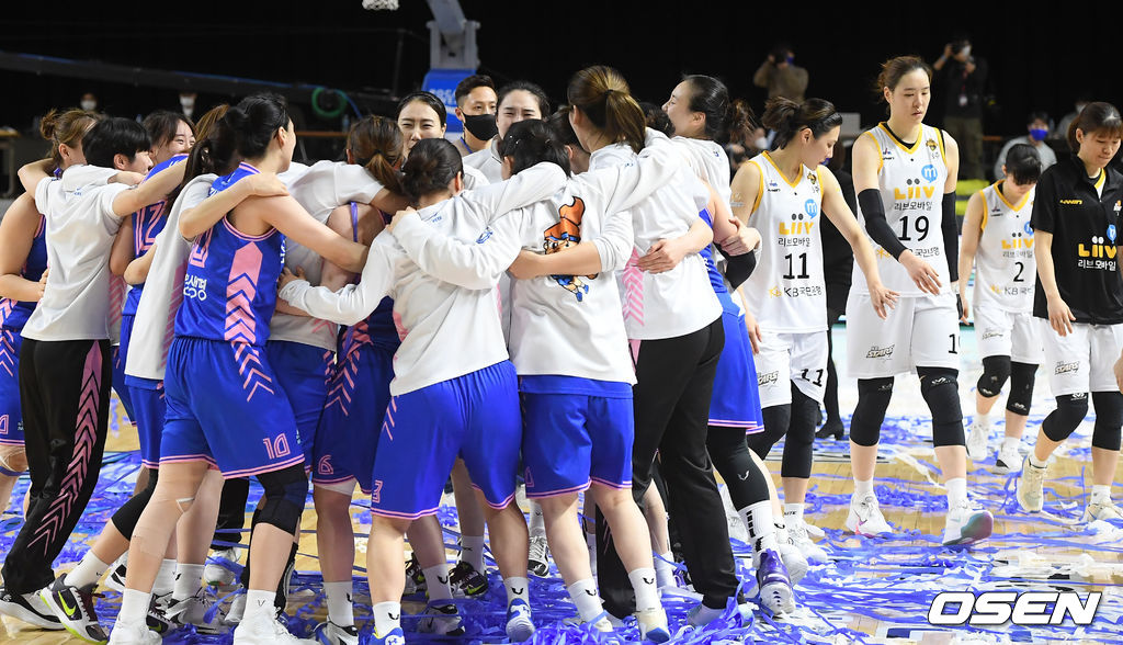 경기를 마치고 삼성생명 선수들이 기뻐할때 KB스타즈 선수들이 퇴장하고 있다. /rumi@osen.co.kr