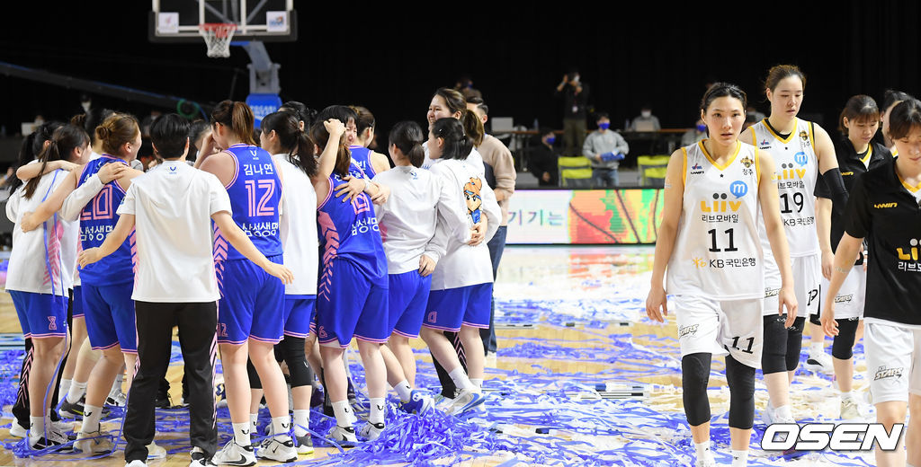 경기를 마치고 삼성생명 선수들이 기뻐할때 KB스타즈 선수들이 퇴장하고 있다. /rumi@osen.co.kr