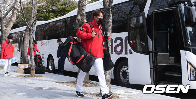 경기 앞서 SSG 고종욱이 하차해 야구장으로 이동하고 있다.   / soul1014@osen.co.kr