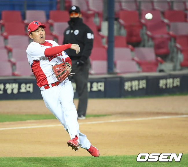 7회초 2사 KIA 나주환이 NC 권희동의 내야 땅볼 타구를 잡아 1루로 송구하고 있다. /youngrae@osen.co.kr 