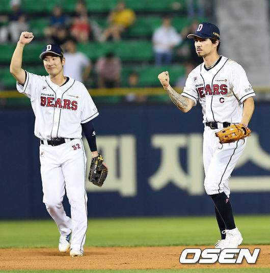 경기에서 승리한 두산 선수들이 승리의 기쁨을 함께하고 있다. /pjmpp@osen.co.kr