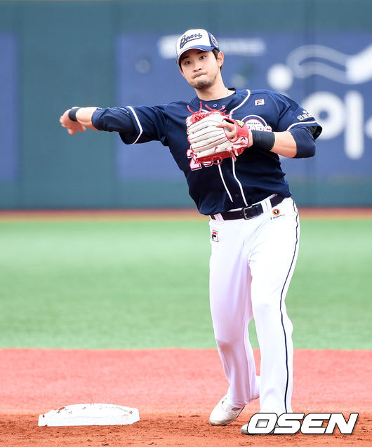 KT 위즈와 두산 베어스가 1일 울산 문수야구장에서 연습경기를 가졌다.두산 강승호가 1루로 송구하고 있다. /sunday@osen.co.kr