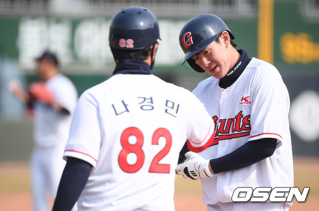 5회말 1사 1,2루 롯데 나승엽이 1타점 적시타를 날리고 나경민 1루 코치와 하이파이브를 하고 있다. / soul1014@osen.co.kr