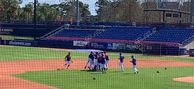 월드시리즈 최종전 마지막 아웃카운트를 잡고 자축하는 훈련(?)을 하고 있는 뉴욕 메츠 선수들. <@DeeshaThosar 트위터 캡처>