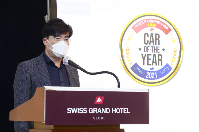 정의선 회장을 대신해 수상 소감을 말하고 있는 현대차 공영운 사장. 
