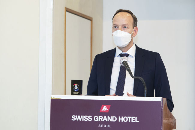 타이칸 4S로 올해의 고성능 전기차 부문상을 수상한 홀가 게어만 포르쉐코리아 사장. 