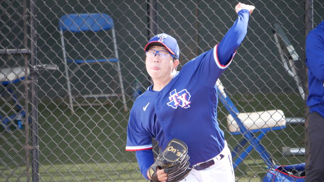 [OSEN=서프라이즈(미 애리조나주), 이사부 통신원] 지난 8일 벌어진 LA 다저스와의 시범경기 등판을 앞두고 불펜에서 피칭을 하고 있는 텍사스 레인저스의 양현종.  /lsboo@osen.co.kr