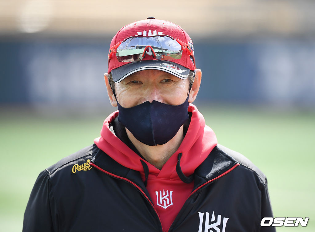 KT 이강철 감독이 이야기를 나누고 있다. /youngrae@osen.co.kr