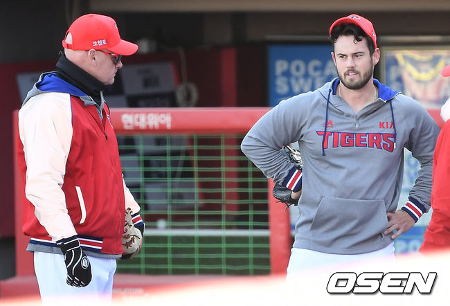 KIA 윌리엄스 감독과 터커가 이야기를 나누고 있다./ksl0919@osen.co.kr