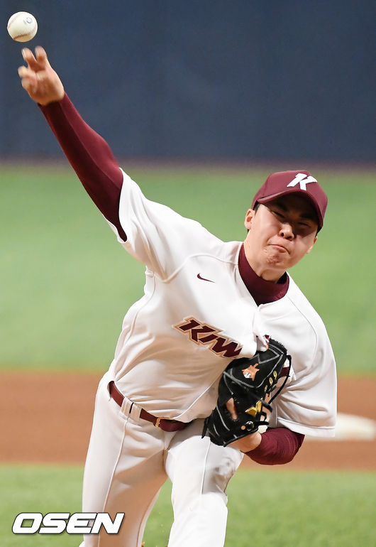 5회초 마운드에 오른 키움 장재영이 힘차게 공을 뿌리고 있다./rumi@osen.co.kr