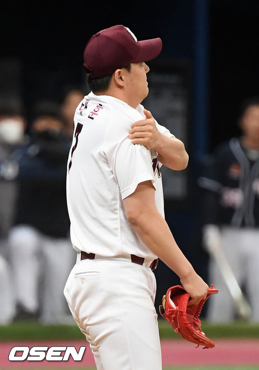 6회초 선두타자 두산 김재환의 타구에 어깨를 맞은 키움 김태훈이 고통을 호소하고 있다. /rumi@osen.co.kr