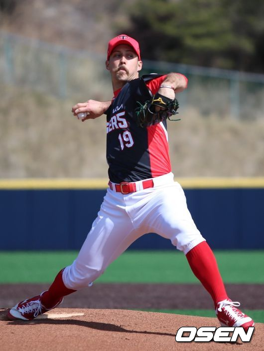 다니엘 멩덴이 라이브 피칭을 하고 있다./KIA 타이거즈 제공