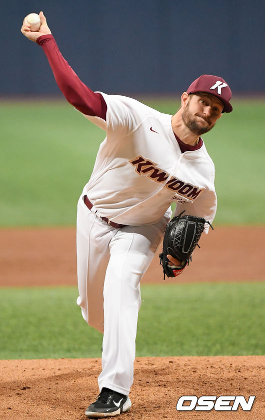 키움 새 외인 선발 스미스가 힘차게 공을 뿌리고 있다. /rumi@osen.co.kr