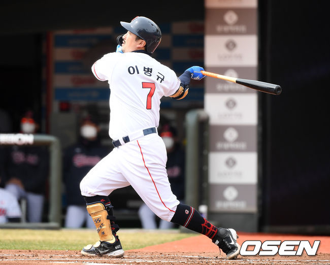 1회말 1사 1,2루 롯데 이병규가 스리런 홈런을 때려내고 있다. /youngrae@osen.co.kr 